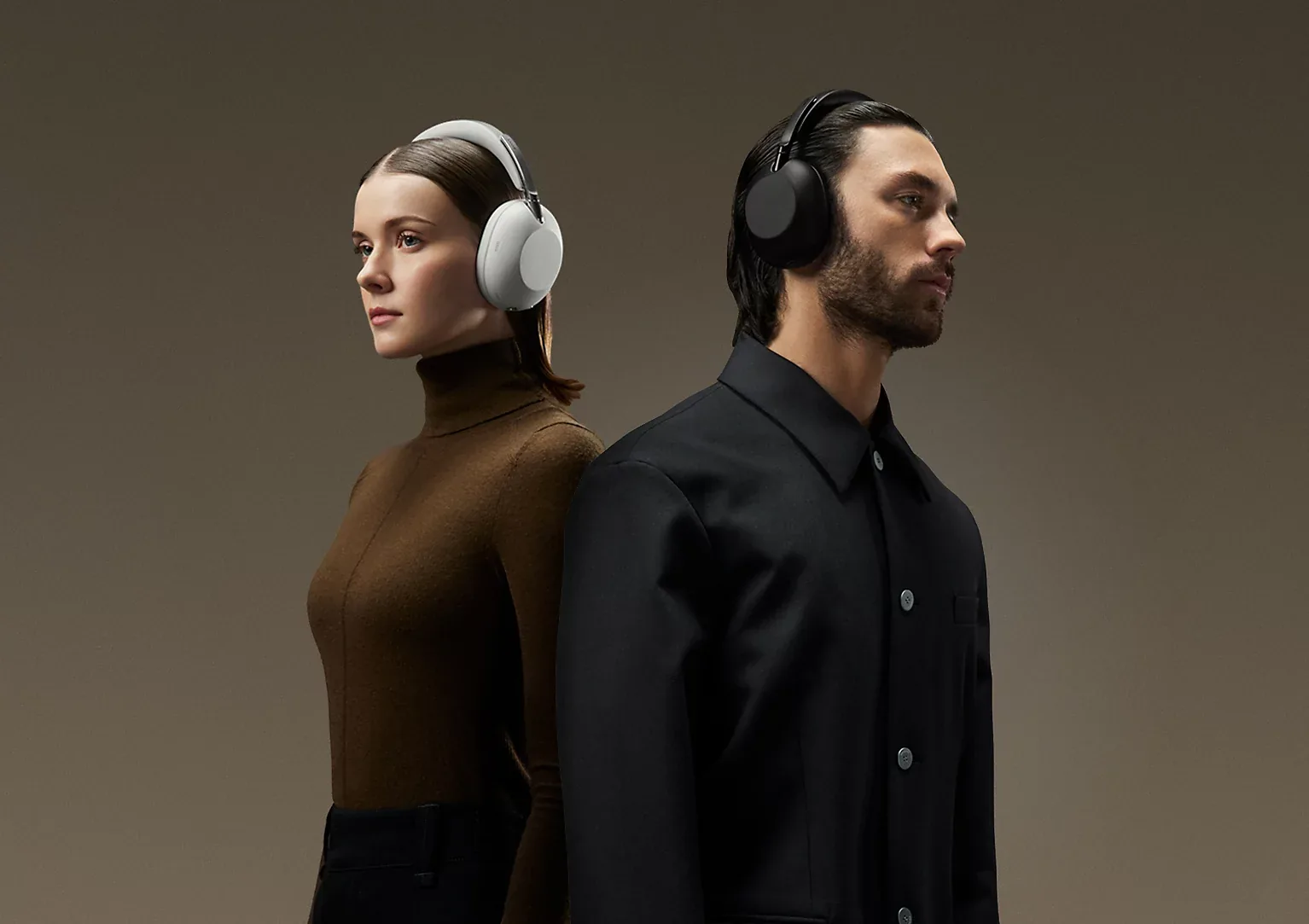 Cặp đôi đeo tai nghe Sony WH-1000XM5 màu bạc và đen